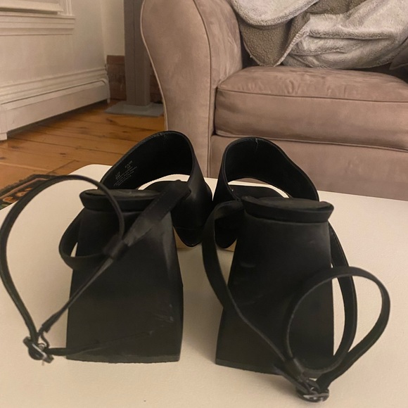 Black platform heels with ankle strap - Picture 4 of 7